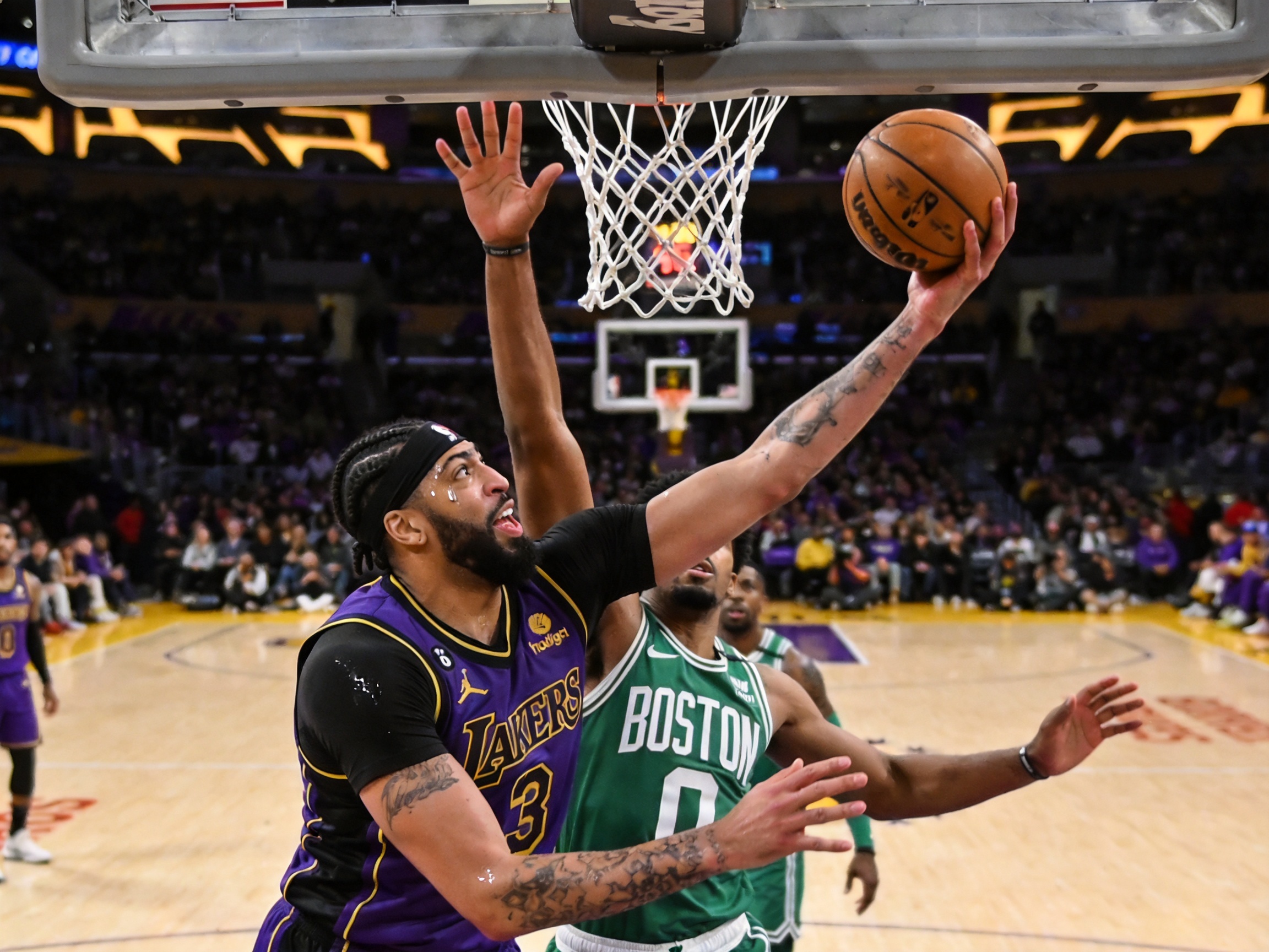NBA篮球赛湖人队对阵凯尔特人队精彩画面